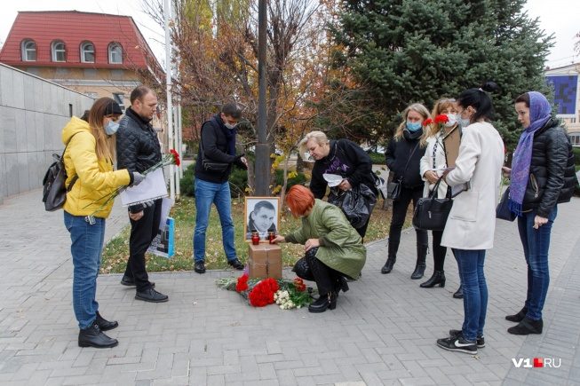 Риелторы Волгограда вышли к банку с цветами и свечами в память об убитом коллеге