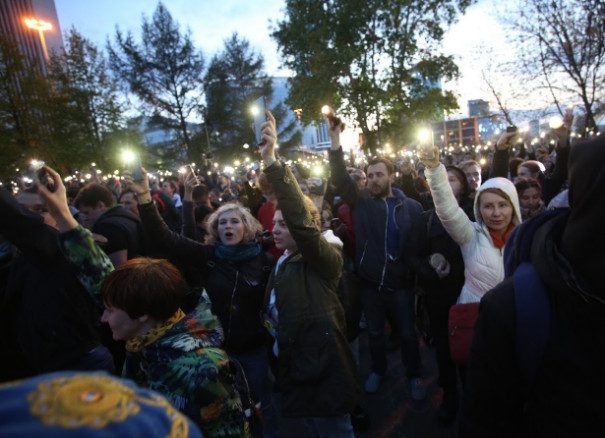 «Паранойя государственного уровня»: Роскомнадзор требует от СМИ удалять новости о «флешмобе с фонариками»