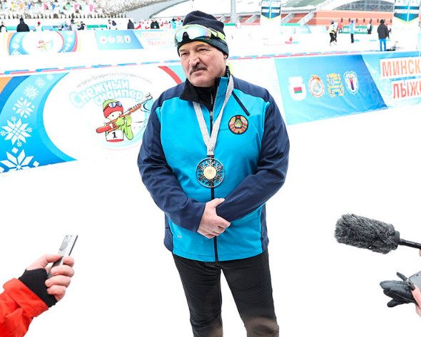 Лукашенко пообещал посмотреть фильм «Золотое дно» и показать народу свои «дворцы»