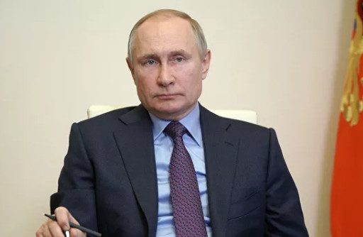 Путин поручил проработать законопроект о минимальном доходе должников