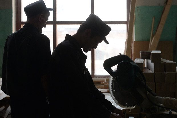 Большинство россиян поддержало идею привлекать к работе заключенных вместо мигрантов