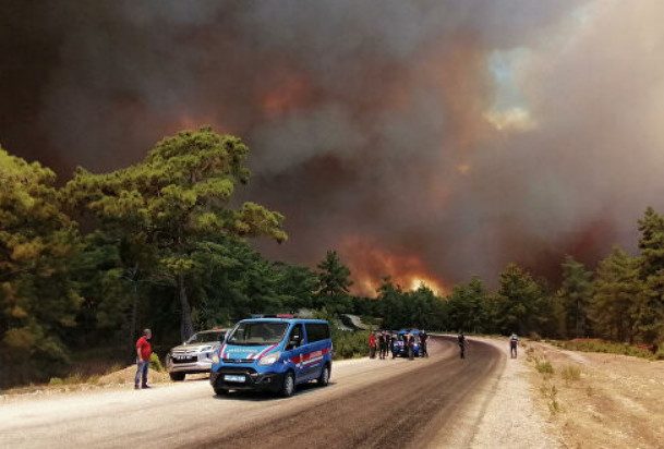 Лесные пожары охватили курорты Турции — Бодрум, Мармарис и Анталью