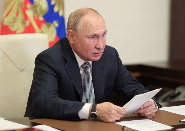 Путин поручил правительству сделать невозможной продажу просроченных продуктов