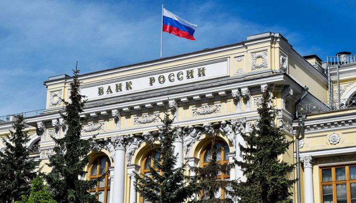 Центробанк начнет контролировать все денежные переводы между россиянами