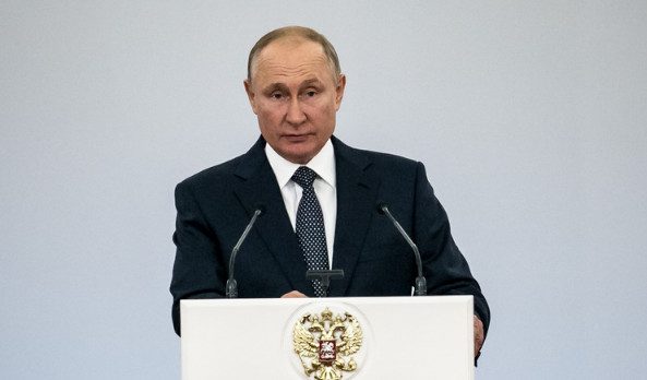 Путин пообещал увеличить соцвыплаты, пенсии и МРОТ