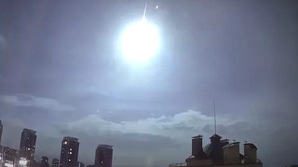 Космическое агентство Украины объяснило вспышку над Киевом  «вхождением космического тела в плотные слои атмосферы»
