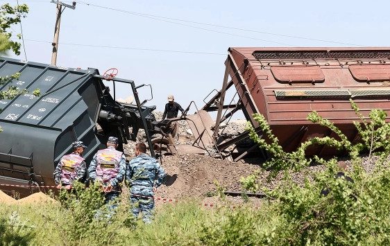 В Крыму из-за подрыва ж\д путей с рельс сошли вагоны с зерном