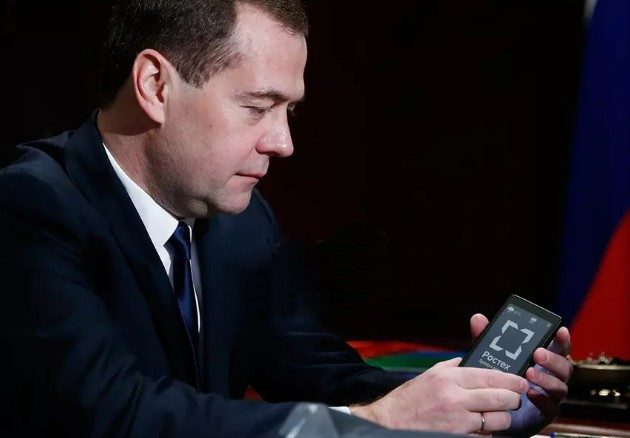 Российских чиновников хотят обязать пользоваться отечественными смартфонами