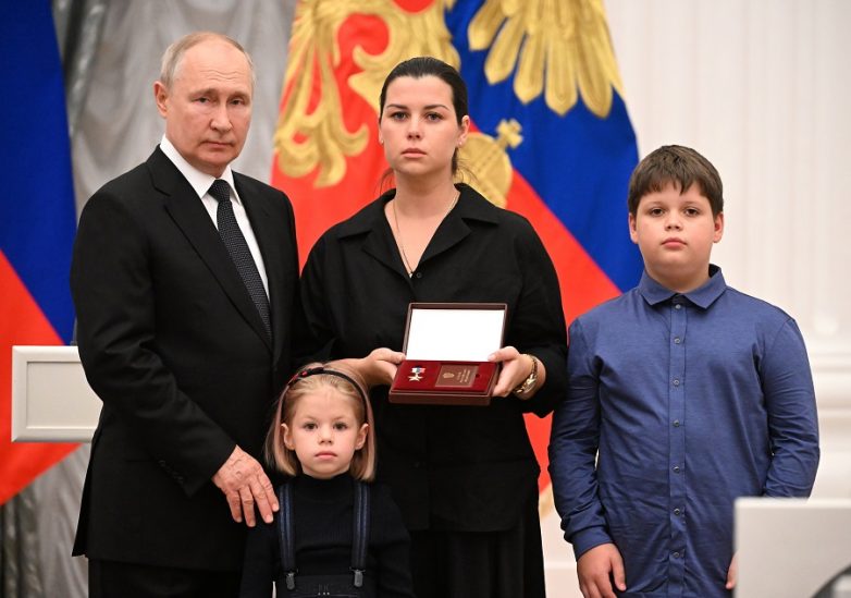 «Вы — сила и честь страны». Путин вручил высшие награды героям России