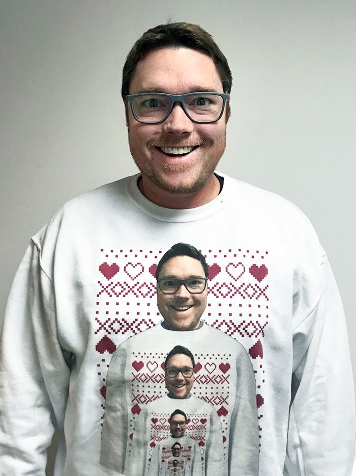 «Уродливые» рождественские свитеры, которые люди надели, чтобы повеселить себя и других