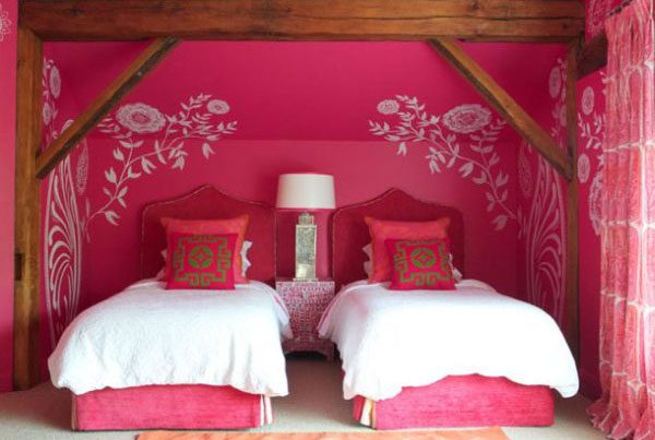 Погружение в розовый: монохромные комнаты