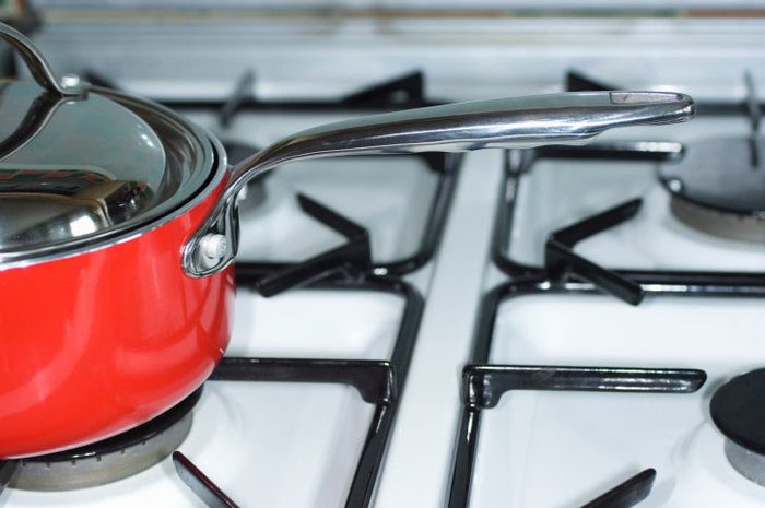 9 народных средств, которые заставят кухонную плиту блестеть