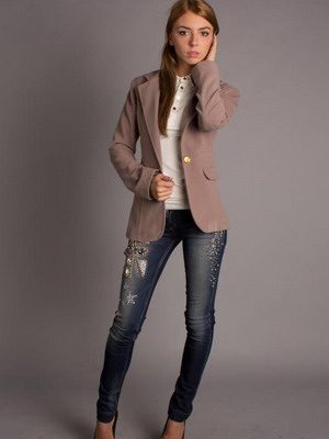 Фасоны стильных женских пиджаков: как выбрать и с чем носить
