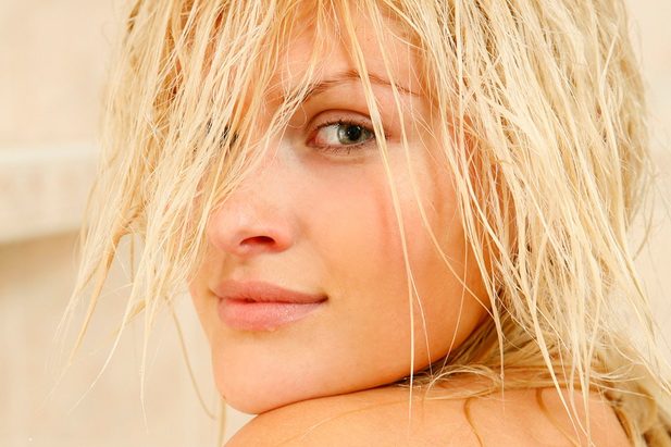10 ошибок ухода, которые портят ваши волосы