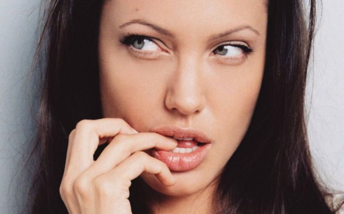 Бьюти-советы: 11 способов получить губы Джоли без пластических операций