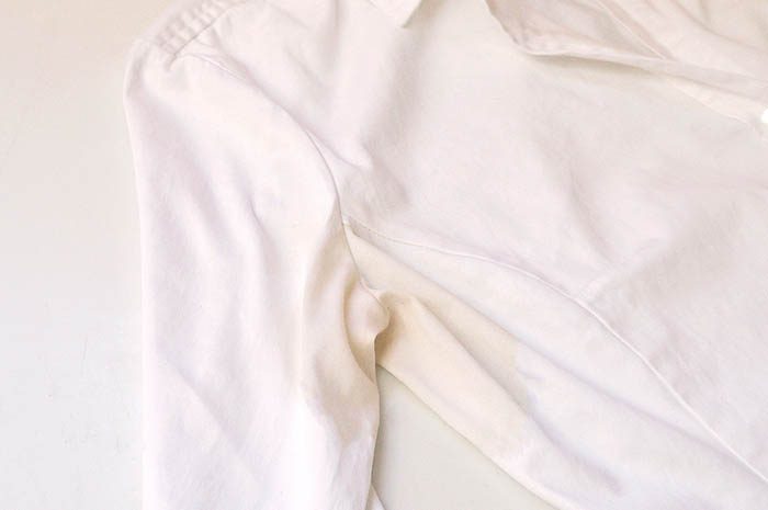 Домашняя химчистка: как вывести пятна пота на белой одежде