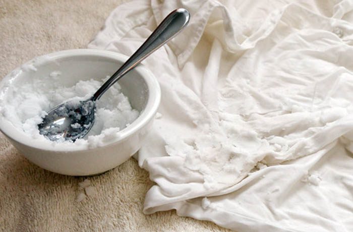 Домашняя химчистка: как вывести пятна пота на белой одежде