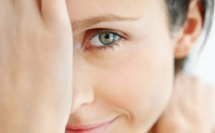 Как ухаживать за кожей вокруг глаз после 25
