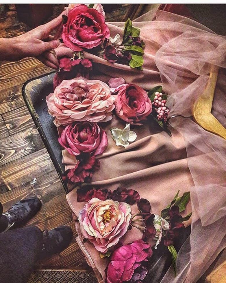 Очень красивые наряды из шифона и искусственных цветов
