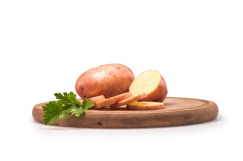 Применение сырого картофеля в уходе за кожей