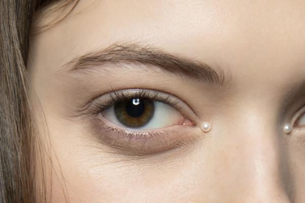 Как правильно наносить крем для зоны вокруг глаз