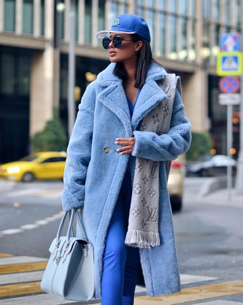 Стильное голубое пальто