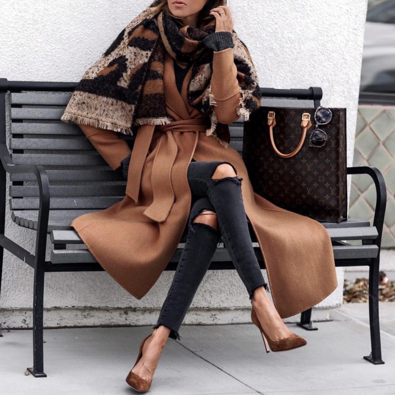 Как и с чем носить коричневое пальто