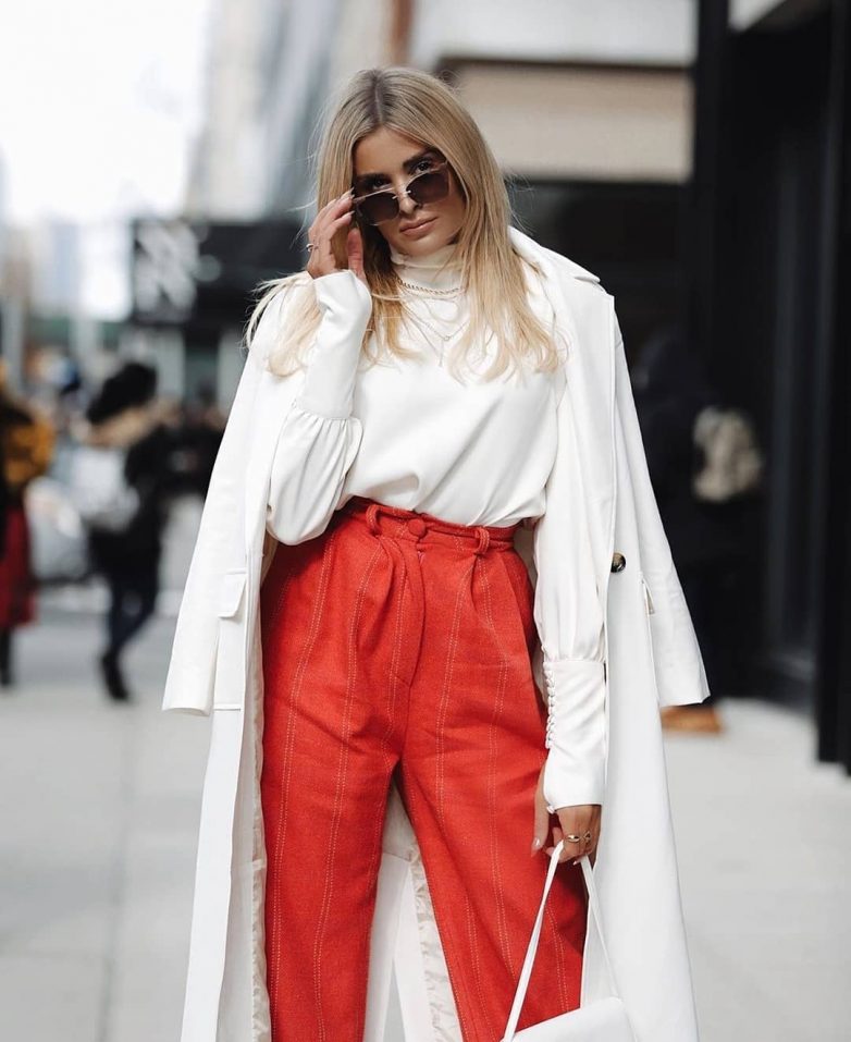 Красные брюки и джинсы в модном луке