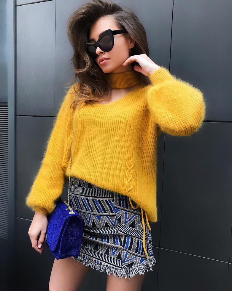 Идеи с чем носить жёлтый свитер и джемпер