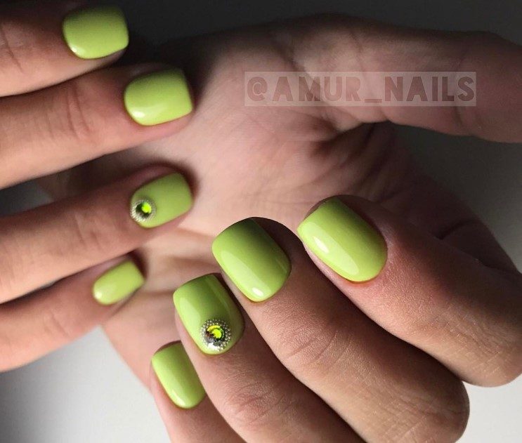 Идеи зелёного маникюра на короткие ногти