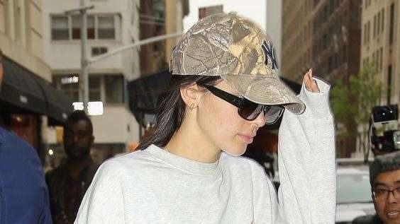 5 вещей, которые смело можно «утащить» из мужского шкаф