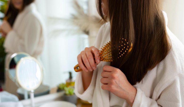 Почему осенью у многих усиливается проблема выпадения волос