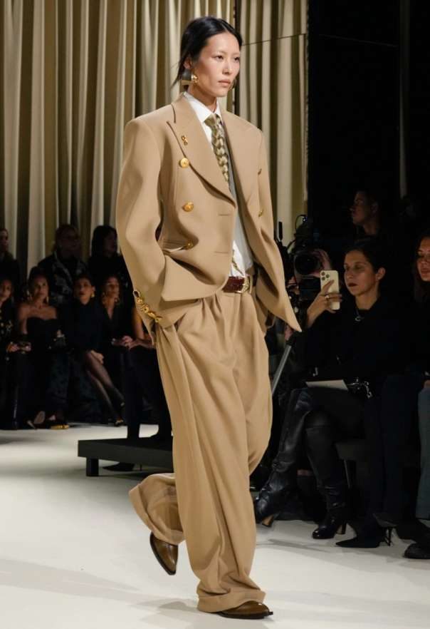 Как и с чем носить мужской галстук модной девушке