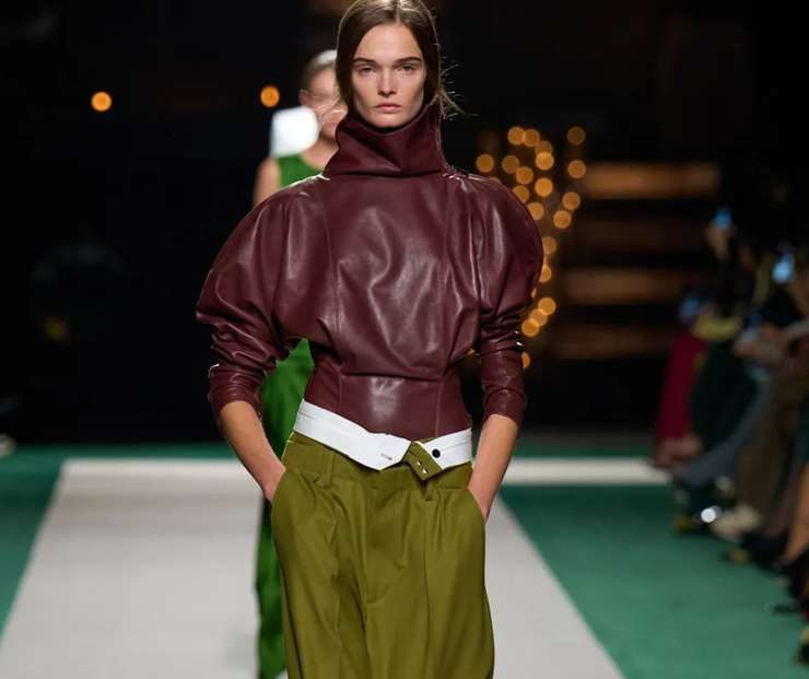 Как и с чем носить модный цвет шартрез этой зимой