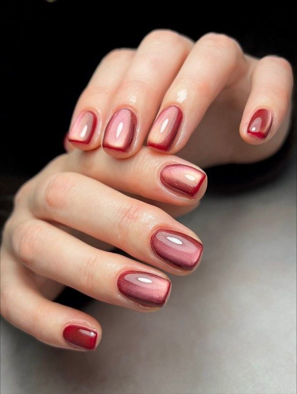 Магнитный маникюр с новогодним вайбом