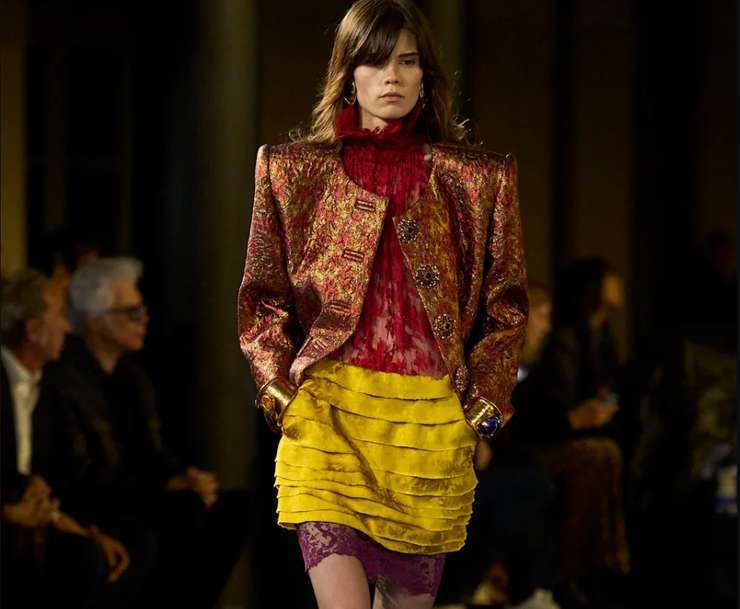 Как и с чем носить модный цвет шартрез этой зимой