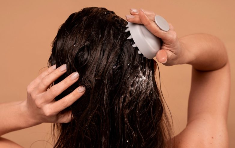 Почему зима - лучшее время для пилинга кожи головы