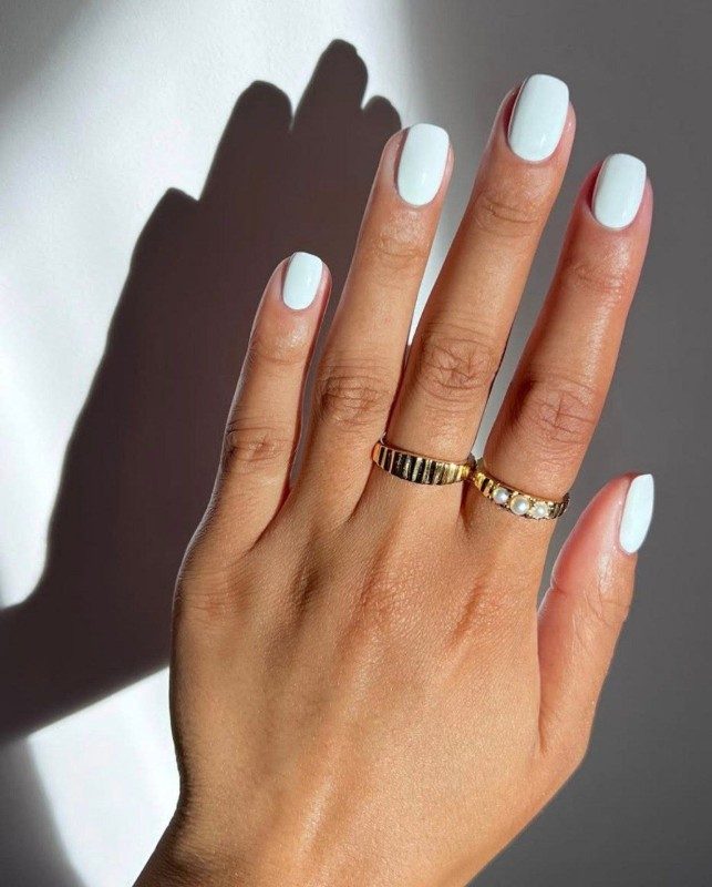 Спокойный новогодний маникюр для минималистов