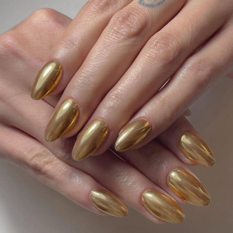 Спокойный новогодний маникюр для минималистов