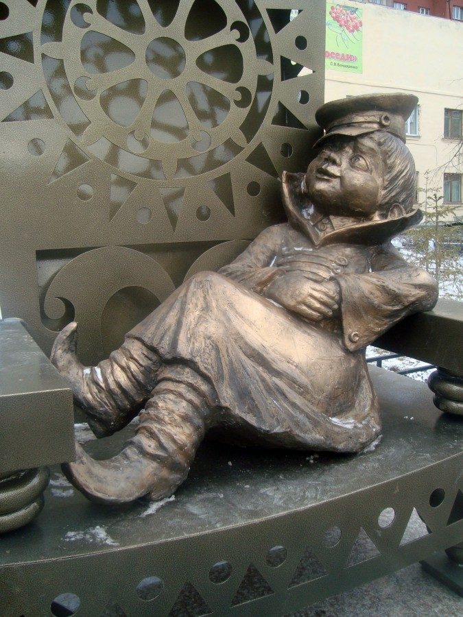 Памятник герою мультфильма. Скульптура Вовка в тридевятом царстве в Новосибирске. Памятник Вовке из Тридевятого царства в Новосибирске. Памятники сказочные герои в Новосибирске. Вовка в тридевятом царстве Новосибирск.