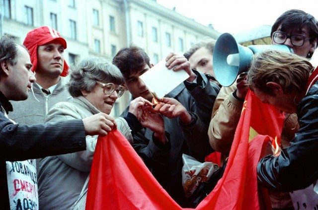 Сожжение советской Конституции и флага