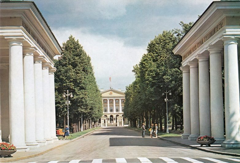 Ленинград на открытках 1980-х годов
