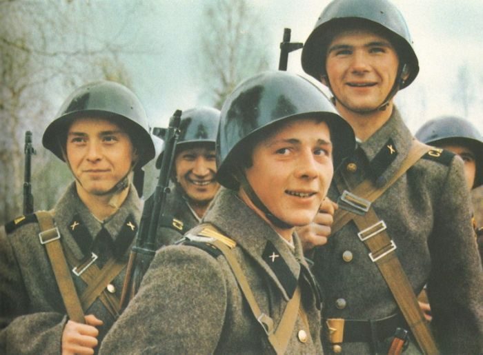 Солдаты и офицеры советской армии