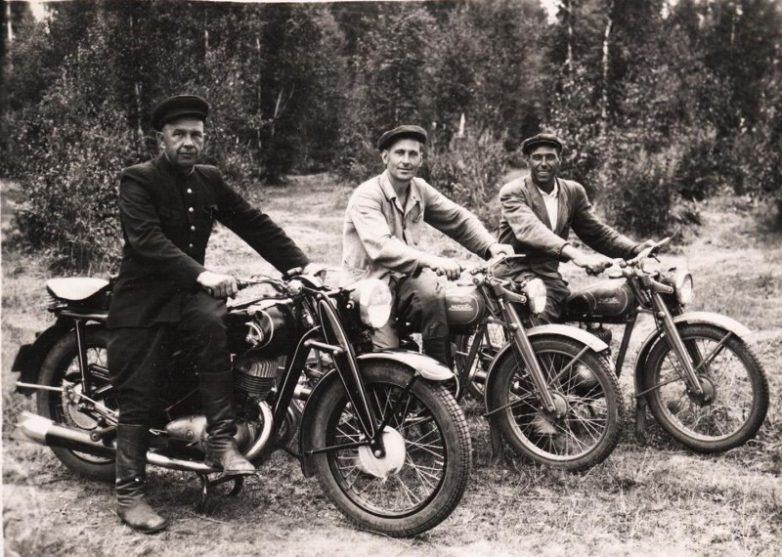 Мотоциклы в деревне
