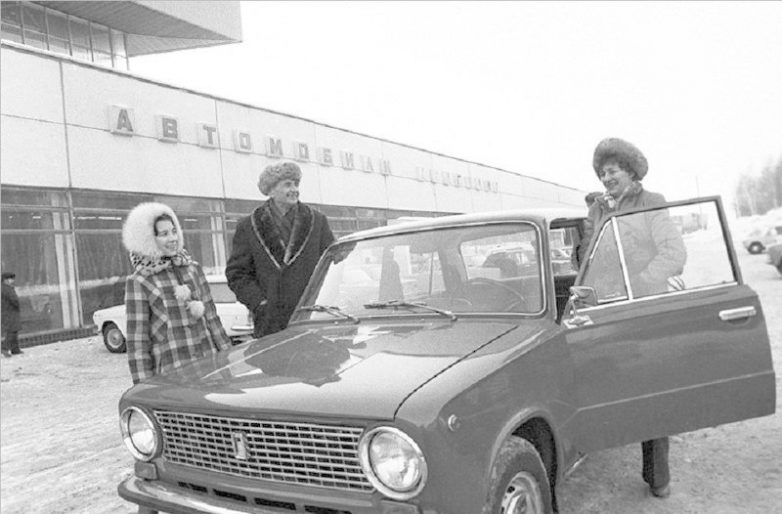 Как покупали машины в СССР?