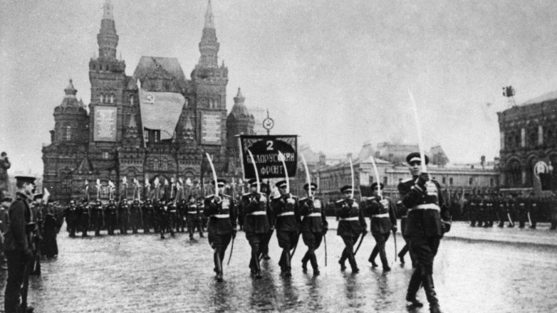 Мифы и легенды Парада Победы: Сталин, упавший с коня, и «власовский флаг»