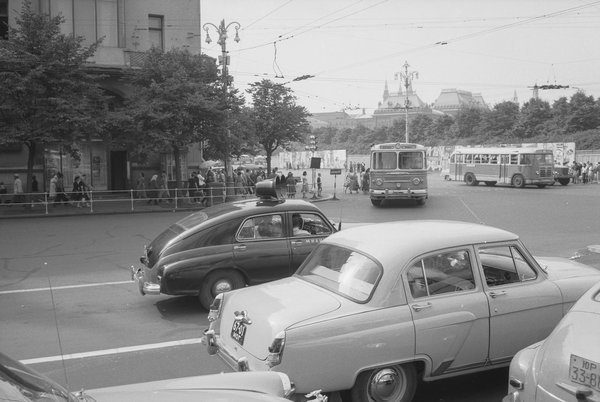 14 тёплых фотографий с автомобилями времен СССР