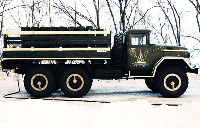 Зачем советскому грузовику такие странные колеса?