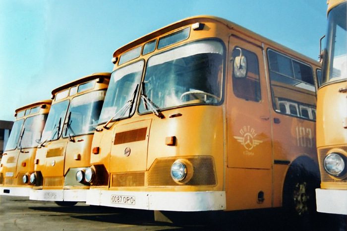 Почему советские городские автобусы красили в «охру»