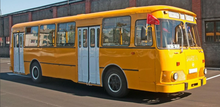 Почему советские городские автобусы красили в «охру»